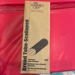 The Pampered chef  Bread Tube Scalloped